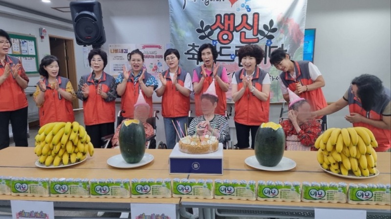 1-2. 보도사진(고현동 아동․청소년․여성인권지킴이단, 어르신들을 위한 따뜻한 생신잔치 마련).jpg