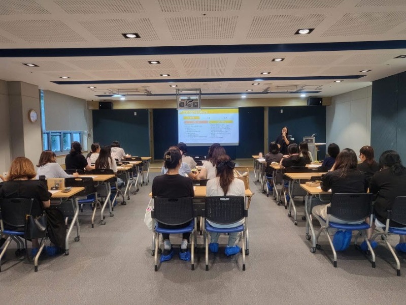 8-2. 보도사진1( 거제시육아종합지원센터, 제4차 표준보육과정 _놀면서자란다_교육 실시).jpg