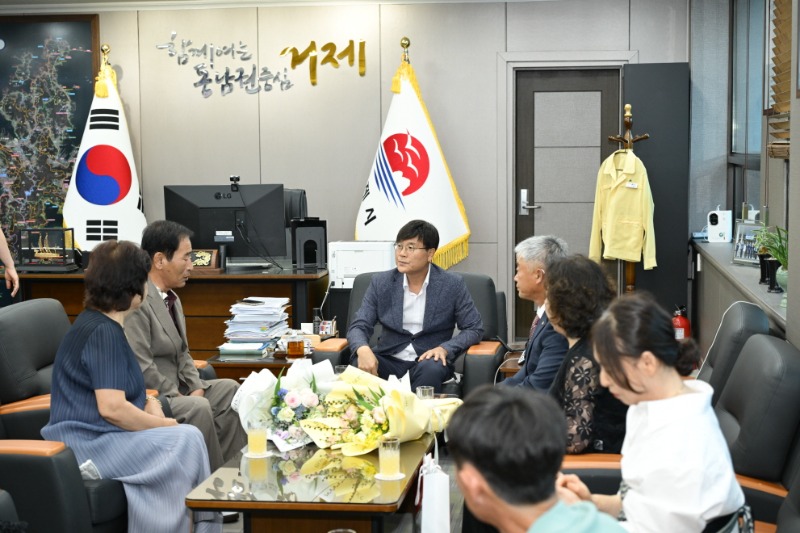 15-3. 보도사진(거제시, 6.25전쟁 참전용사 화랑무공훈장 전수).jpg
