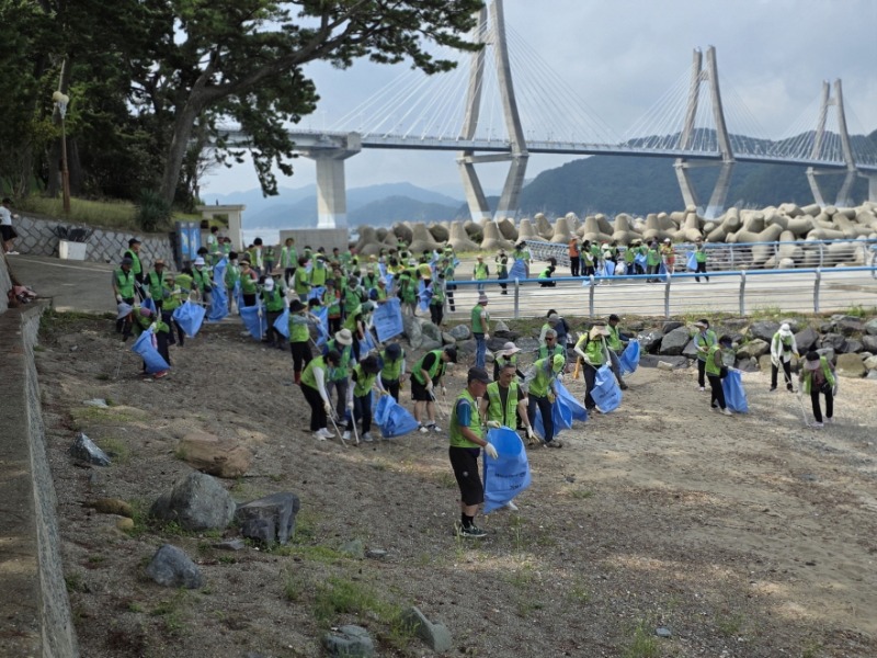 2-2. 자연보호연맹 거제시협의회 저도 해안가 환경정화활동1.jpg