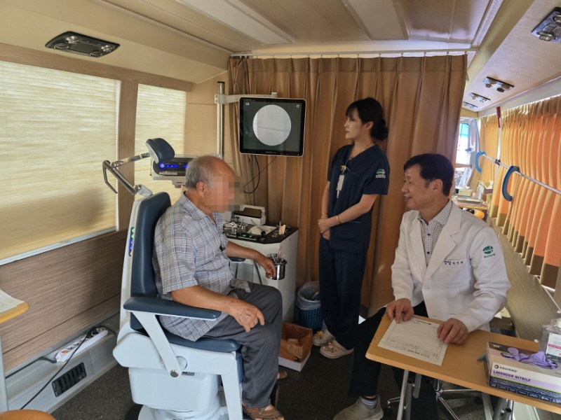 8-2. 관련사진 1 (마산의료원 닥터버스， 의료취약지 가조도 주민에게 무료 검진 성료).jpg