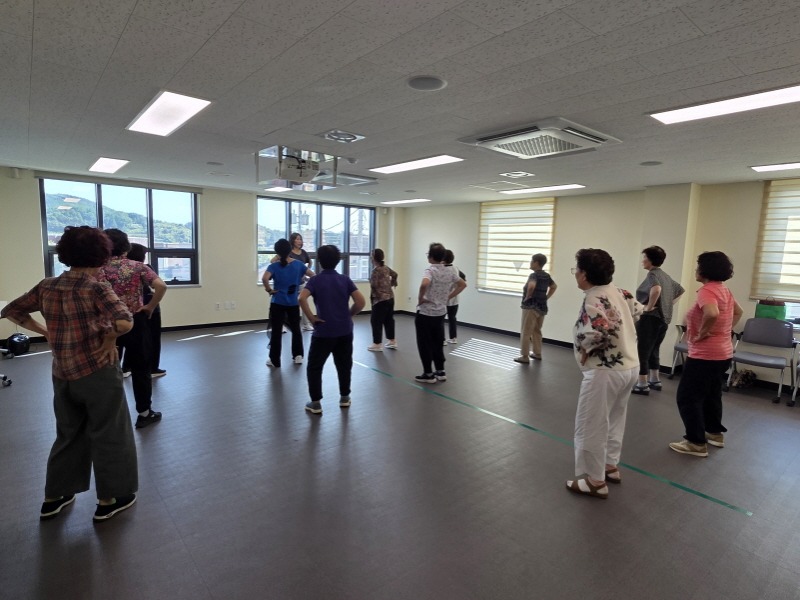 3-2. 치매안심센터 찾아가는 거제면보건지소 치매예방교실 으쌰으쌰! 아름다운 뇌 청춘 교실_사진2_실버체조.jpg