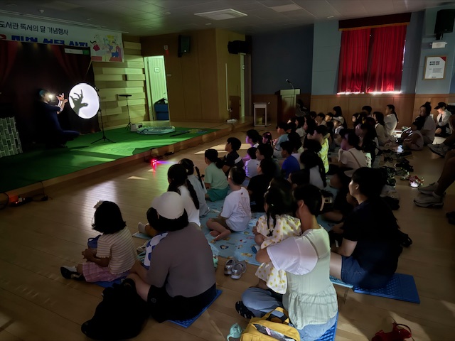 7-2. 보도사진(아주도서관 독서의 달 행사)(1).jpg