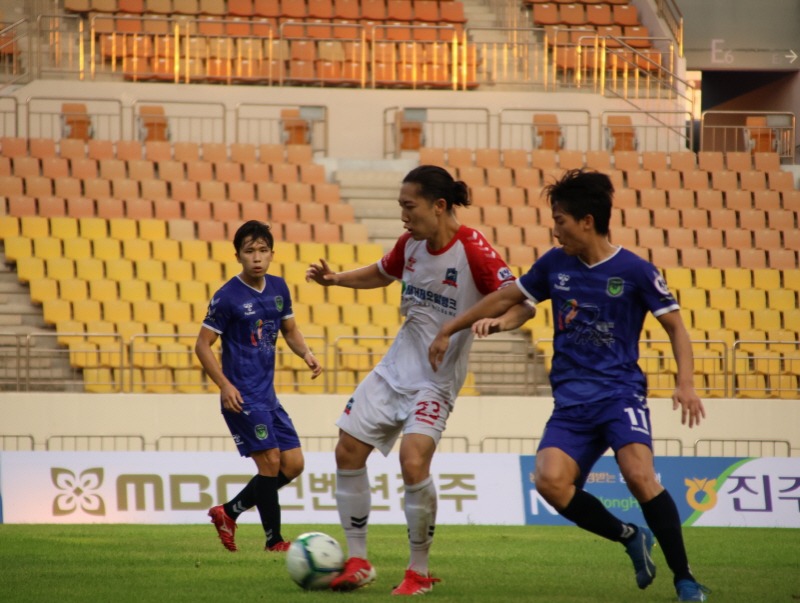 8-2. 보도사진1(거제시민축구단, 진주 원정경기에서 3-1 승리).jpg