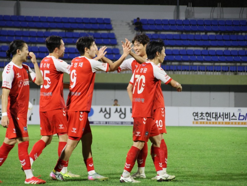 13-3. 보도사진2(거제시민축구단,홈에서 당진시민축구단 2-0완승..연승행진 이어가).JPG