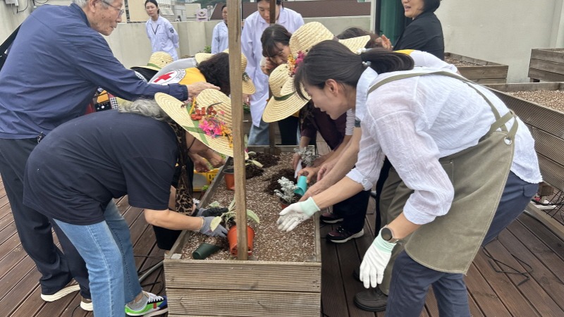 2-2. 치매어르신과 거제시 치매안심센터가 함께하는 하반기 치유농업 프로그램 운영 (2).jpeg