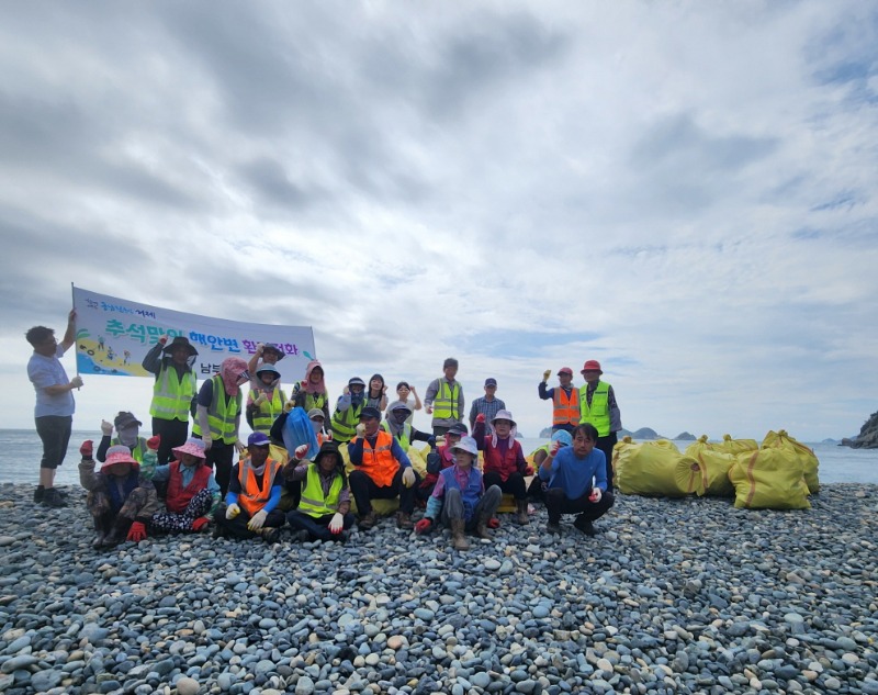 2-2. 보도사진(남부면 추석맞이 해안변 환경정화 활동 펼쳐).jpg