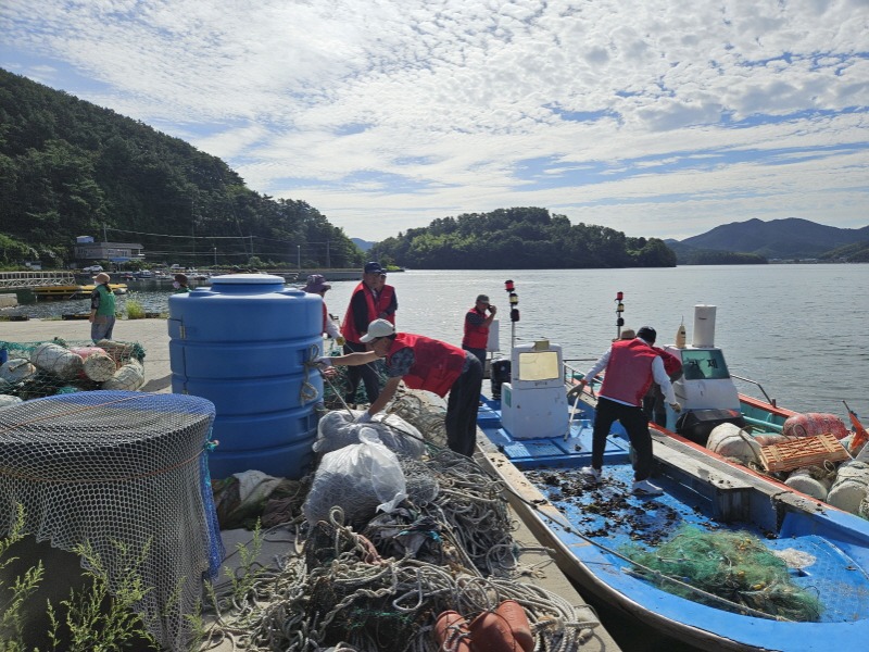 9-3. 보도사진(하청면, 추석맞이 금곡항 환경정화).jpg