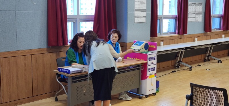 3-2. 사진 (아주동 통장협의회， 2차 민생회복 소비쿠폰 봉사활동 실시) (1).jpg