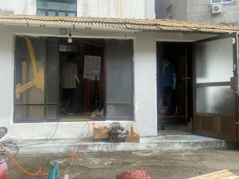 7-2. 관련사진(옥포새마을금고, 취약계층 위한_사랑의집수리 실시) (1).jpg