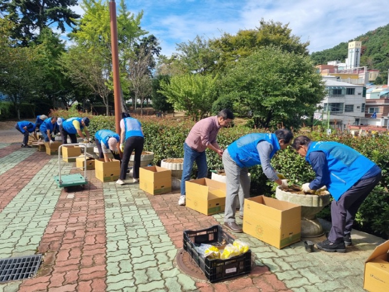 12-2. 사진1(능포동통장협의회,가을꽃심기).jpeg
