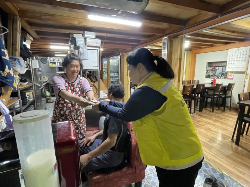 2-3. 거제면 청소년지도위원회, 개학기 학교주변 청소년 유해환경 점검 단속 활동 추진2.jpg