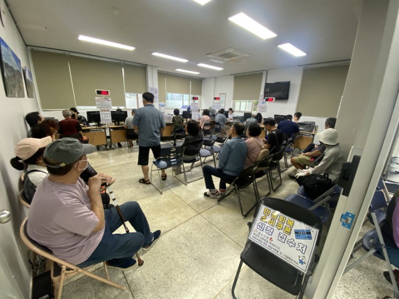 5-2. 보도사진(고현동, 민생회복 소비쿠폰 2차 지급...통장님들의 따뜻한 봉사로 주민 만족도 높여).jpeg