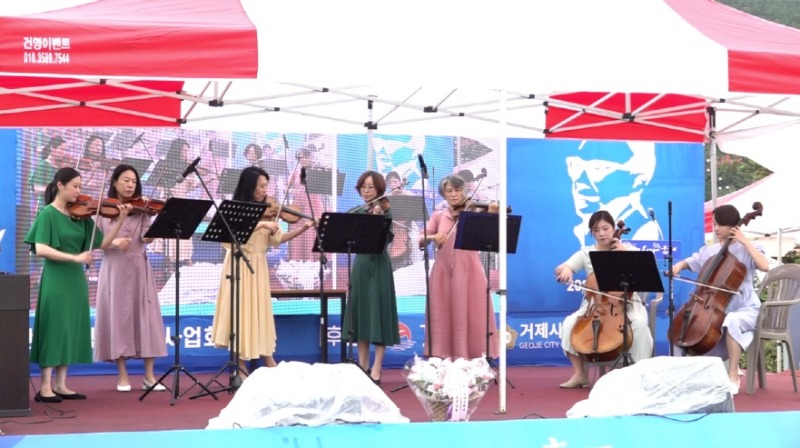 10-2. 제18회 청마문학제 01 축하공연-블루시티 관현악단.jpg