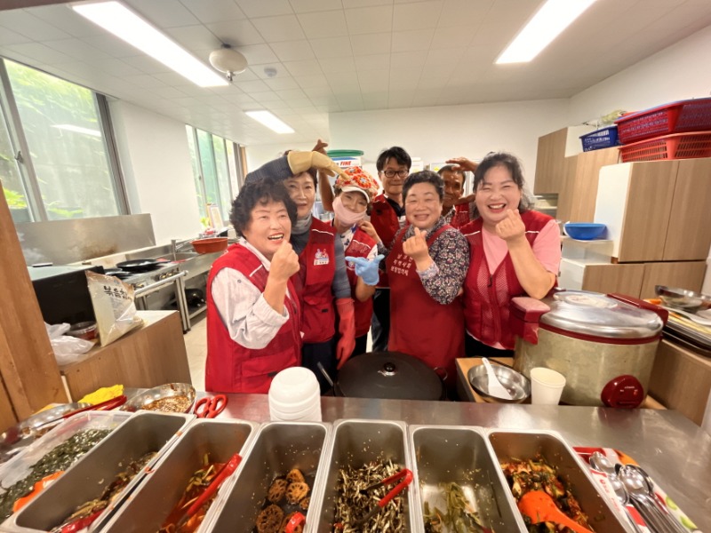 10-2. 남부면지역사회보장협의체, 추석 맞이 국토대청소 참여 근로자에게 따뜻한 식사 한 끼 대접).jpg