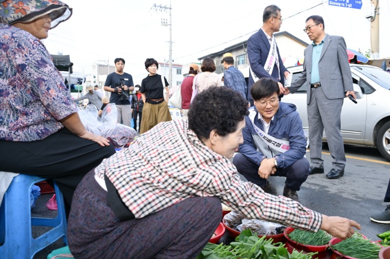 11-3. 보도사진(거제시, 변광용 시장 전통시장 찾아 민생회복 소비쿠폰 현장점검).jpeg
