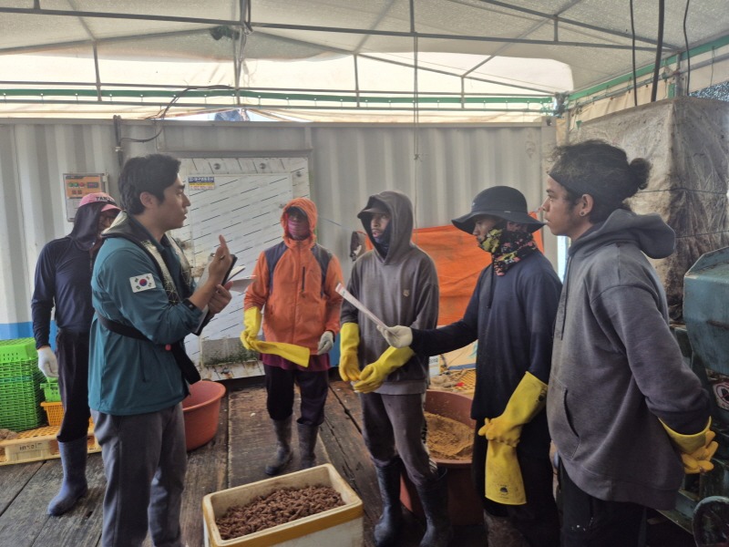 관련사진(양식어장 전기점검-외국인근로자 전기안전 교육) (1).jpg