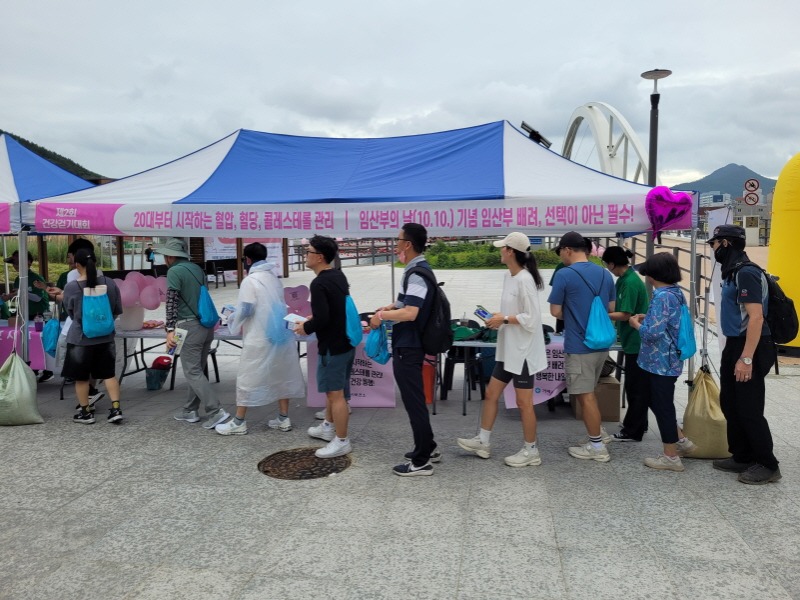 2-4. 관련사진3(제2회 거제시 건강걷기대회‘자기혈관 숫자알기’홍보관 운영).jpg