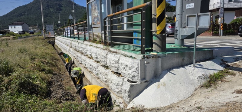 19-2. “더 깨끗하고 안전하게” 거제면, 추석 맞아 도로 및 배수로 환경개선 총력1.jpg