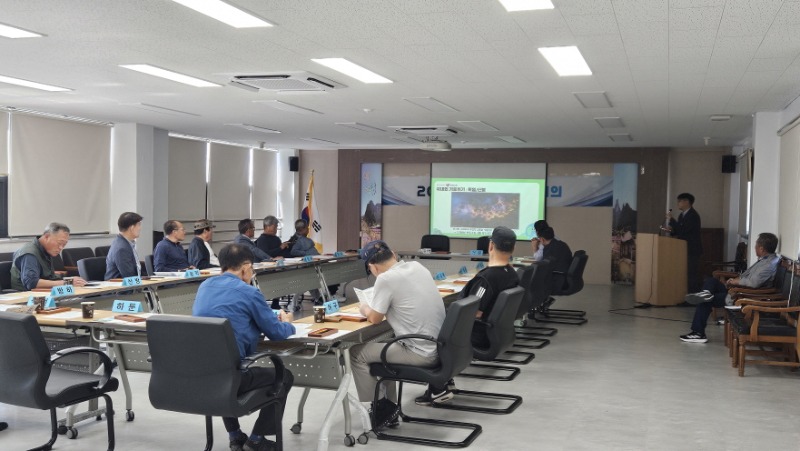 1-2. 사진1(거제시, 둔덕면 이장 대상 찾아가는 탄소중립 교육 실시).jpg