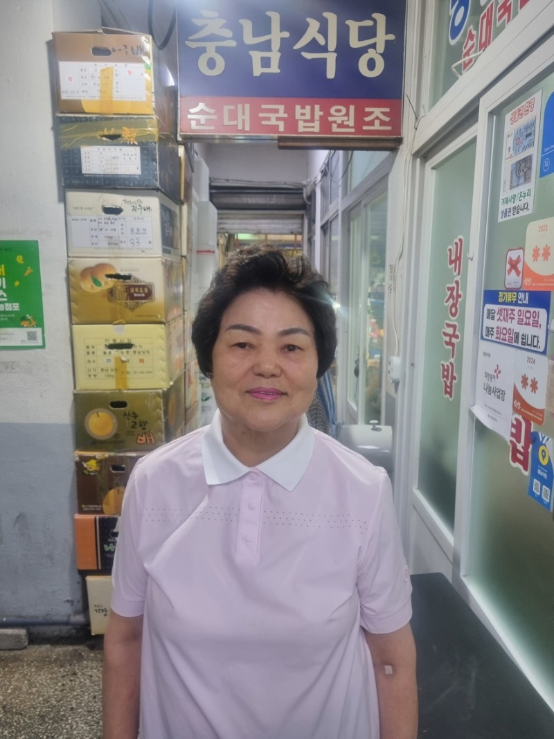 2-3. 보도자료사진(고현시장 충남식당, 이웃사랑 실천을 위해 고현동에 130만원 상당 식료품 기탁)2.jpeg