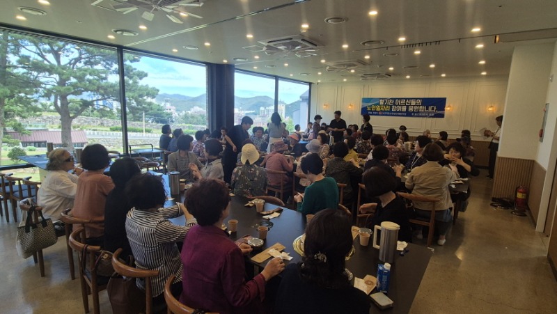관련사진(거제시여성인력개발센터， 지역업체와 함께 어르신 격려의 시간 마련).jpg