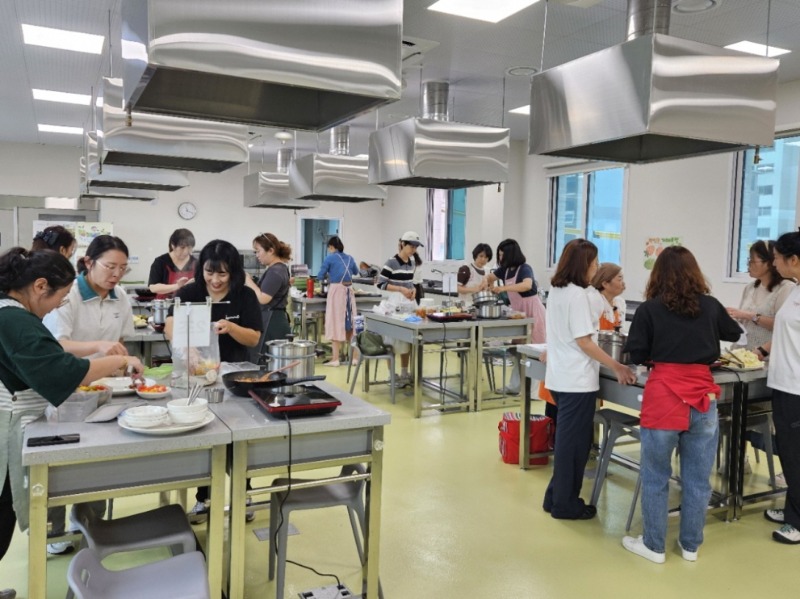 2-2. 거제시 거제로컬 누리센터 건강한 밥상문화 확산을 위한 식생활교육 활발1.jpg