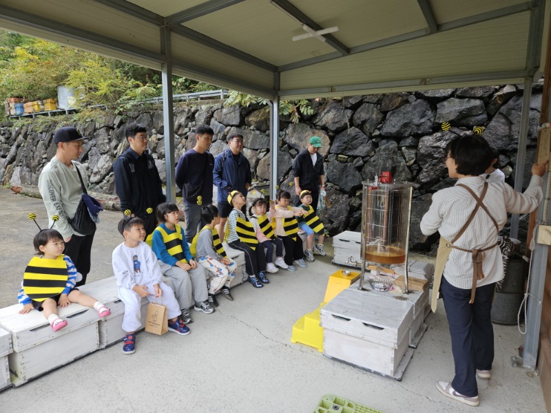 3-3. 30인의 아빠단(꿀벌농장 체험 진행-2).jpg