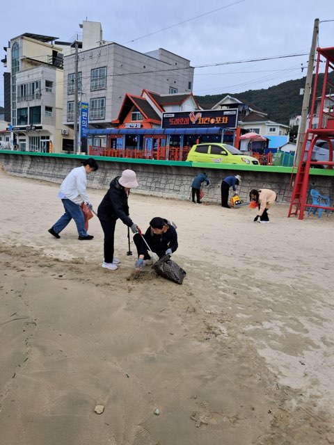 3-4. 보도사진(정토불교대학 거제지회 덕포해수욕장 환경정화 활동 실시).jpg