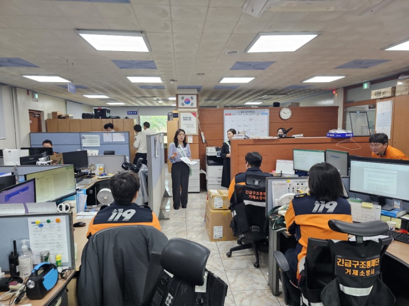 3-2. 사진1(거제시， 거제소방서 찾아 탄소중립포인트제 홍보).jpg