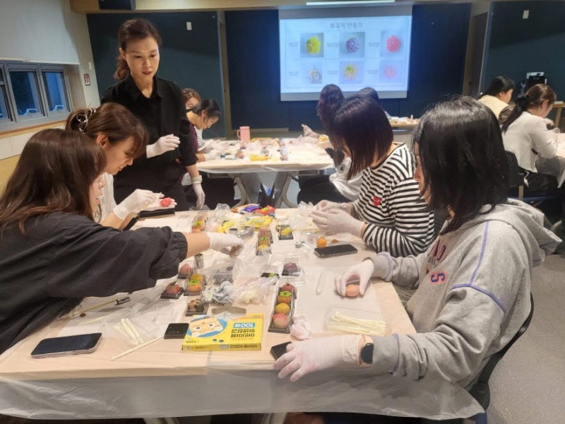 5-3. 보도사진 2(거제시육아종합지원센터, 보육교직원 힐링프로그램 실시).jpg