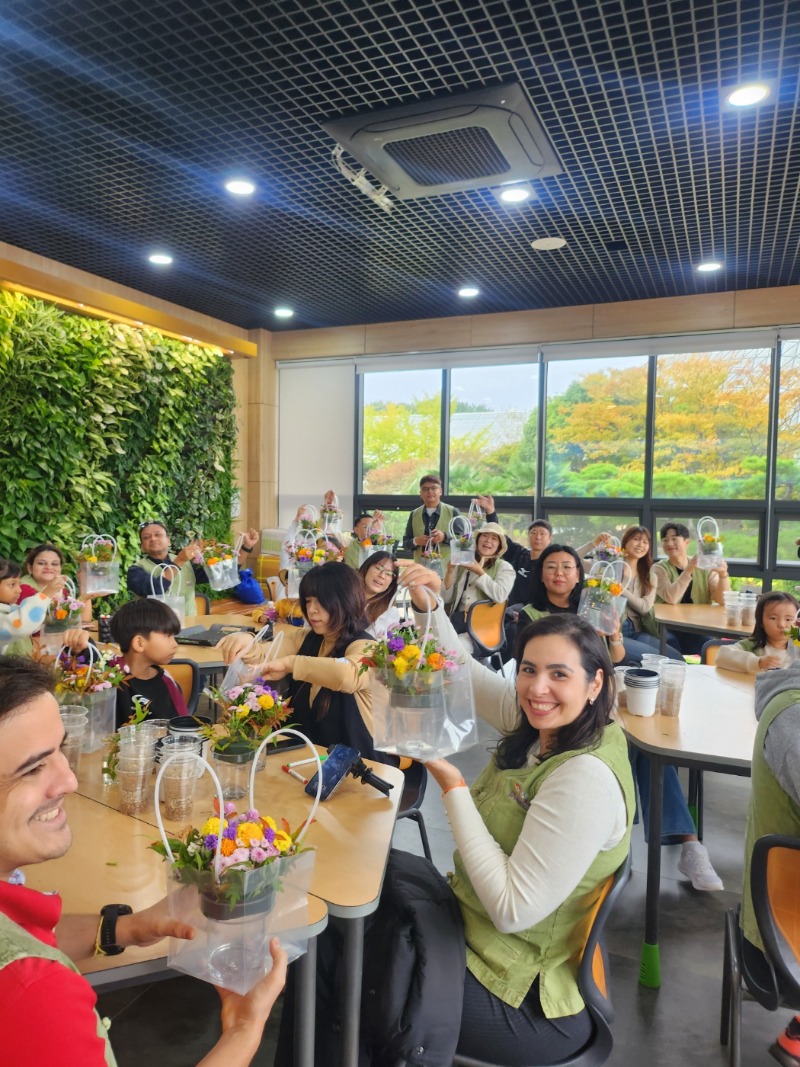 1-2. 제19회 거제섬꽃축제， 다문화 노래자랑 및 글로벌 체험 프로그램 개최1(작년 참고사진).JPG