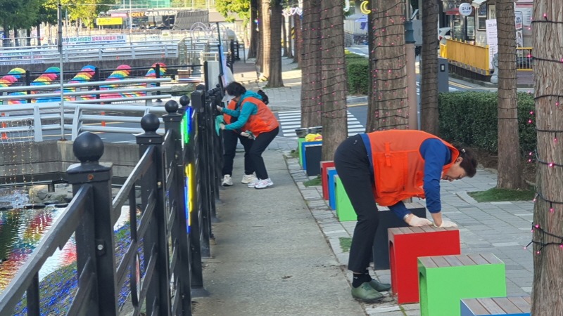 1-2. 사진(아주동 주민자치회, _제6회 아주 서당골천 빛축제_앞두고 환경정화 활동 실시)(1).jpeg