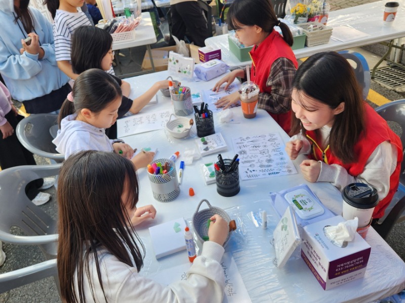 16-3. 보도사진(거제가정상담센터, 아주 서당골천 빛축제 체험부스 운영)2.jpg