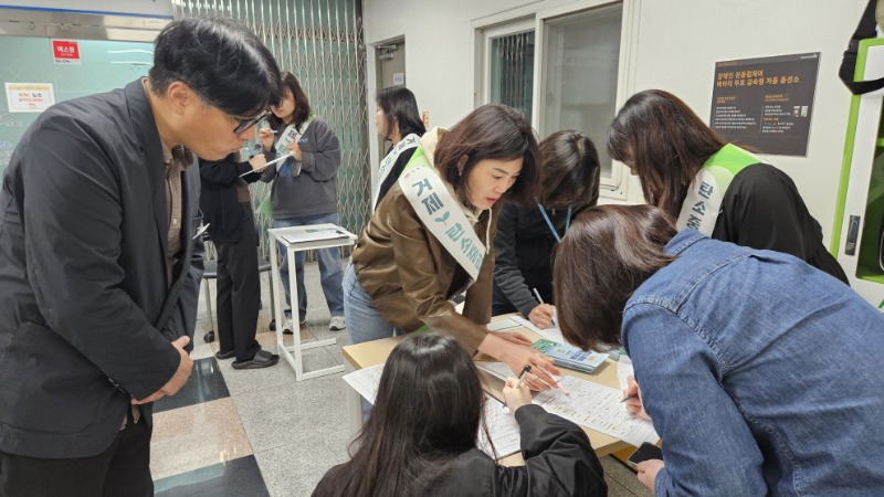 4-4. 사진3(거제시, 공공청사서 ‘탄소중립포인트제’ 참여 확산 나서).jpg