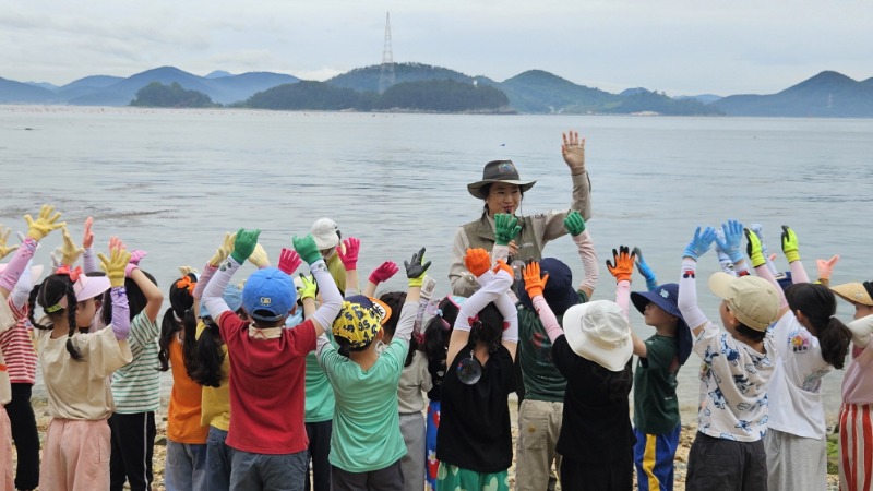 (사진3) 한려해상국립공원에 방문하여 환경교육에 참여하는 학생들.jpg