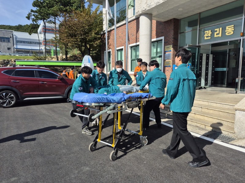 6-2. 부상자 구호활동.jpg
