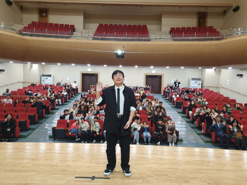 관련사진(거제시， 거제시민자치대학 곽재식 작가 겸 공학박사 강연 성료).png