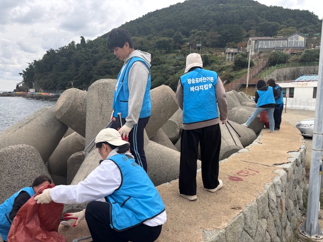 1-2. 사진1(바다에 새 생명을! 장승포동·마전바다지킴이 환경정화 캠페인).jpg