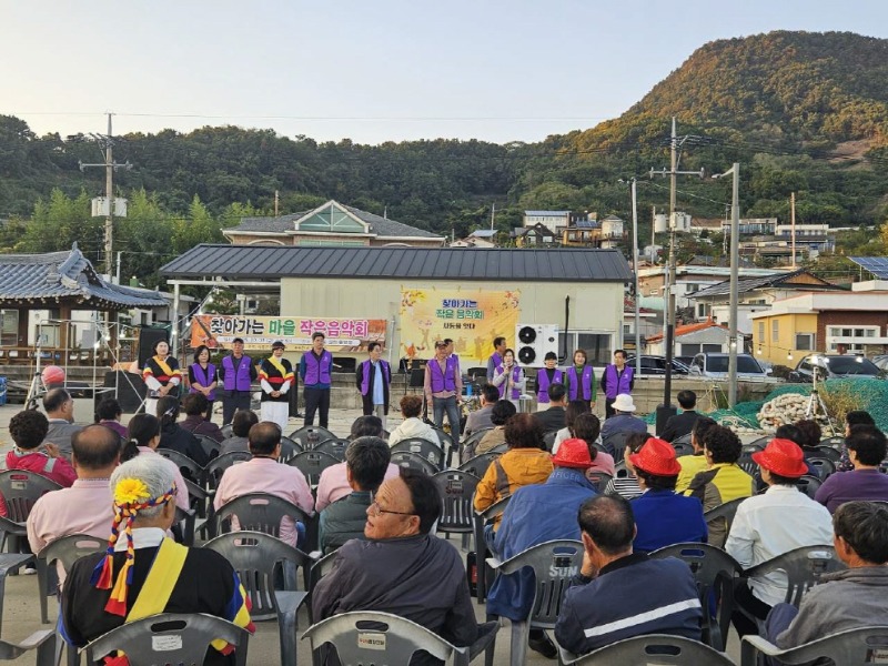 2-2. 사등면 주민자치회， ‘찾아가는 마을 작은음악회’개최 1.jpeg