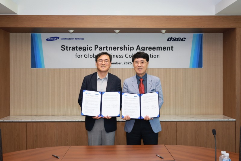 삼성중공업 김경희 부사장(왼쪽)과 윤석용 디섹 대표이사가 MOU를 체결하는 모습.JPG