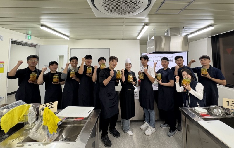 9-2. 보도사진(거제시가족센터, 맨즈클럽 요리교실 2기 성공적 마무리).jpg