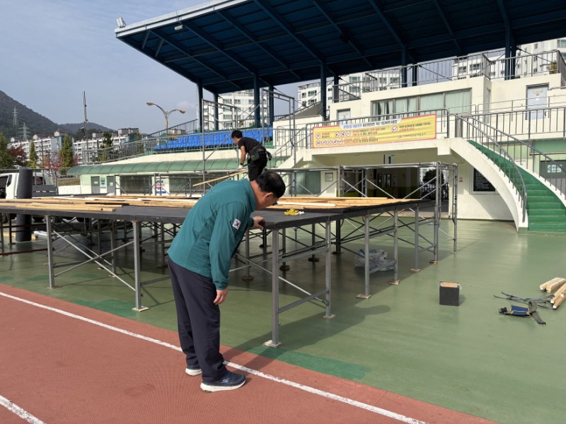 2-3. 사진 (아주동， 아주동민의 날 기념행사 준비에 박차) (2).jpeg