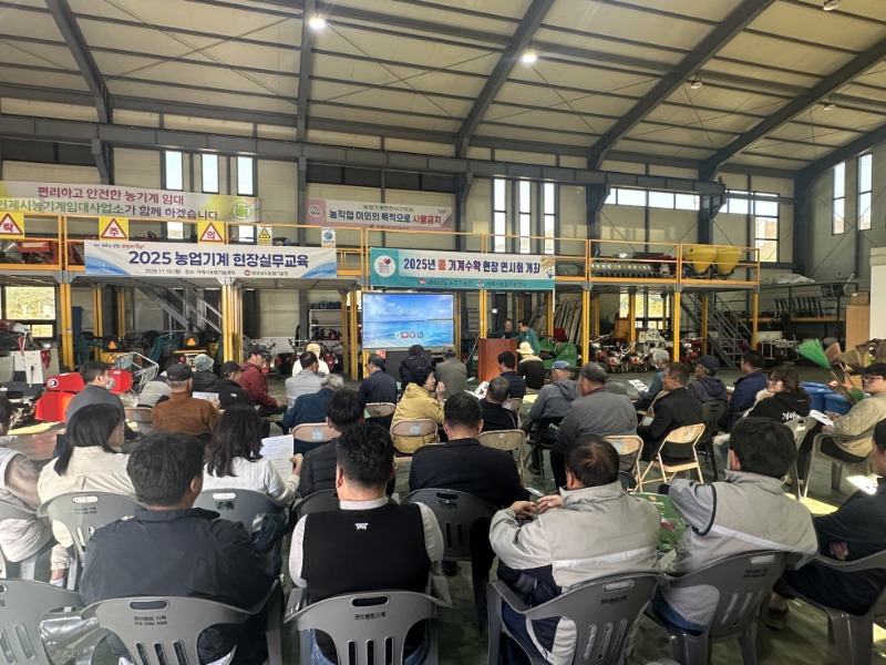 2-2. 거제시 콩 기계수확 현장연시 성황리 개최1.JPG