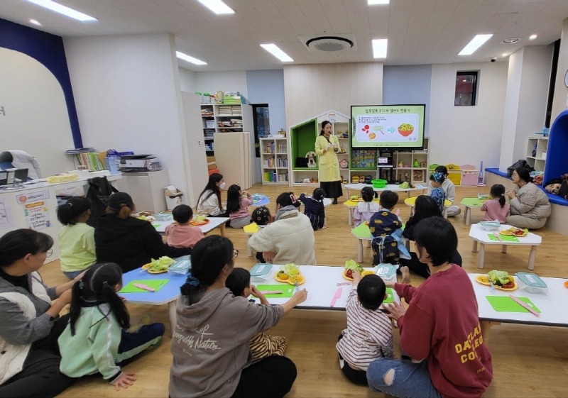관련사진(거제시 어린이·사회복지급식관리지원센터 공동육아나눔터 어린이부모 대상 영양교육 실시).jpg