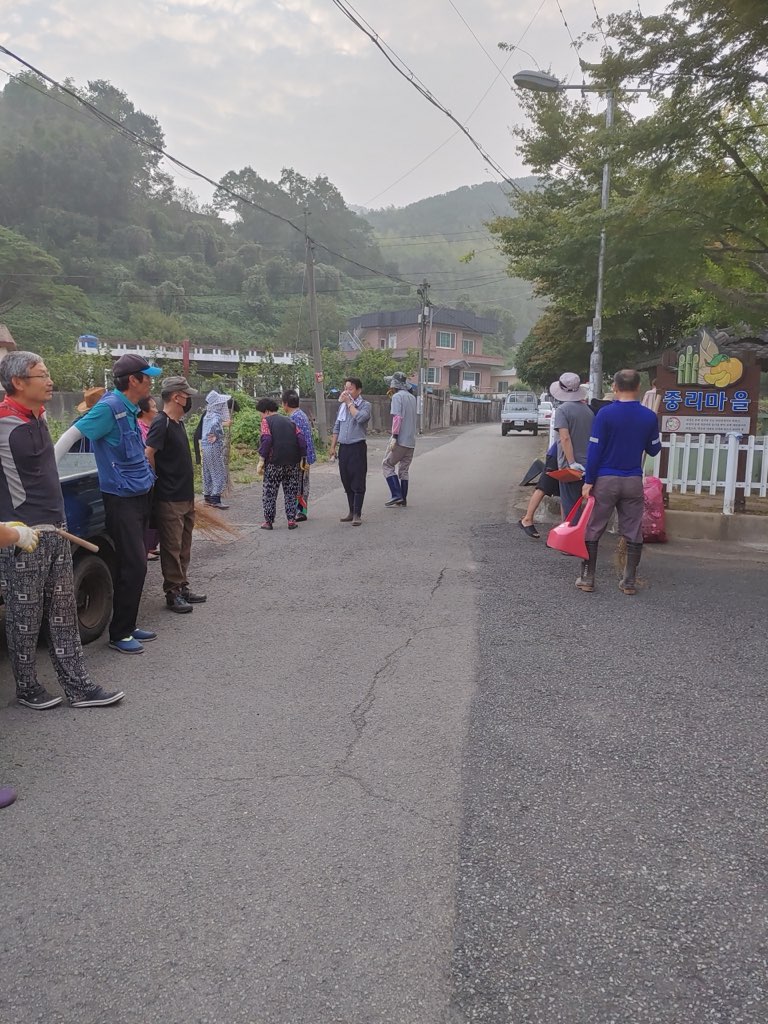 관련사진(“주민이 나선다!” 하청면 중리마을, 골목길 청소의 날 실시).jpg