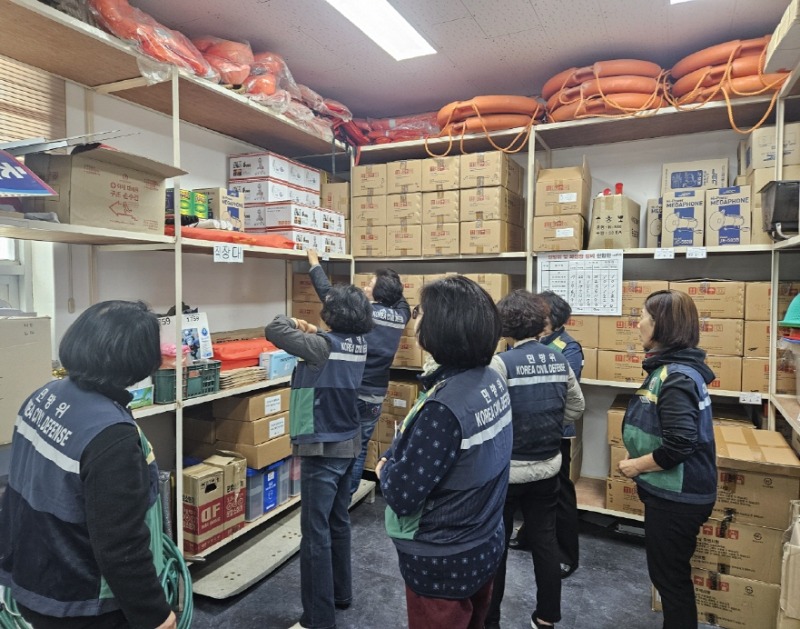 관련사진(사등면 여성민방위기동대, 민방위창고 점검 실시).jpeg
