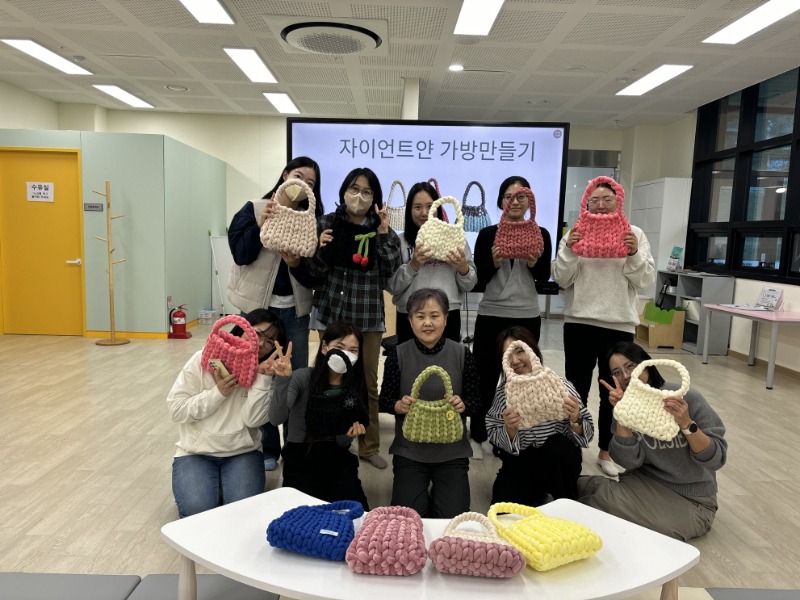 2-2. 보도사진 1(자이언트얀으로 엮은 힐링의 시간, 거제시가족센터 공예 프로그램 마무리).jpg