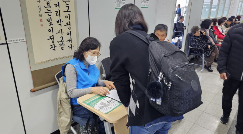 7-3. 옥포2동 통장협의회, 가덕도공항~거제 연결철도 국가계획 반영 촉구 서명운동 전개 (2).png