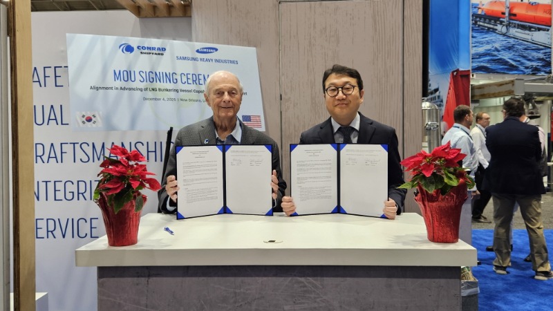 2.강주년 삼성중공업 팀장(오른쪽)과 조니 콘래드(Johnny Conrad) 콘래드조선소 의장이 세계 워크보트쇼가 열린 미국 뉴올리언즈에서 양해각서 기념 촬영을 하고 있다.jpeg